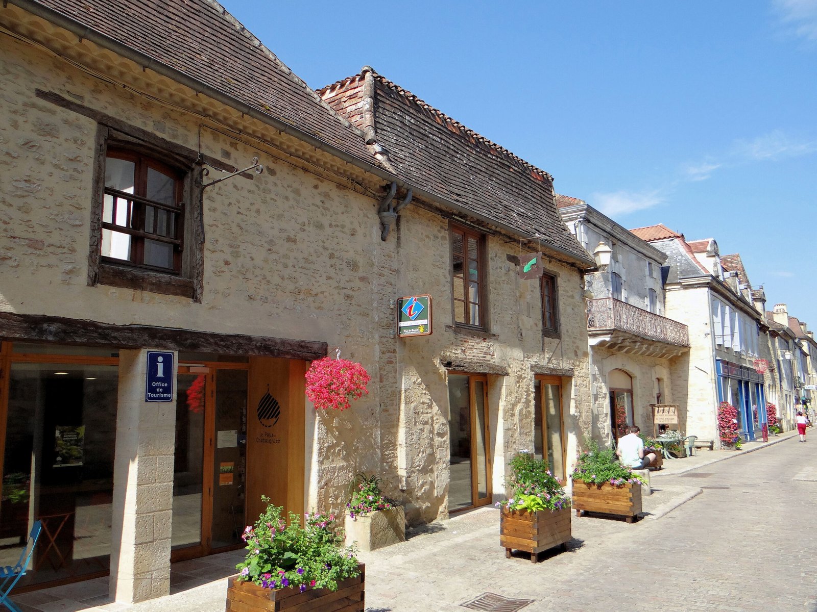 Villefranche-du-Périgord_-_Rue_principale Nicolas et Nathalie nouveaux propriétaires camping la bastide