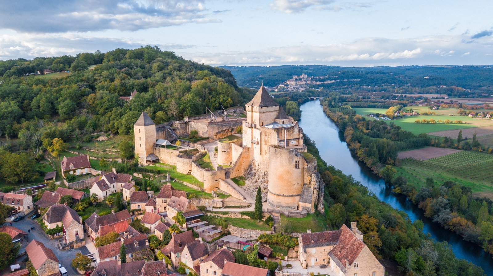 vue-aerienne-castelnaud-beynac Vue aerienne du château de castelnaud vers le château de beynac